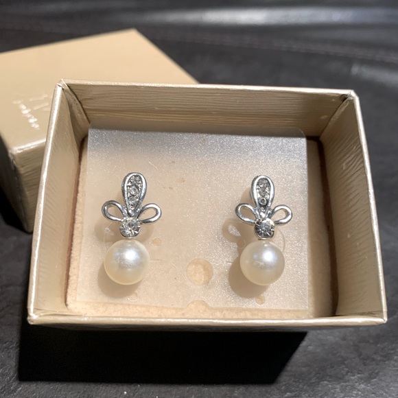 Fashion pearl earrings. - Picture 1 of 1